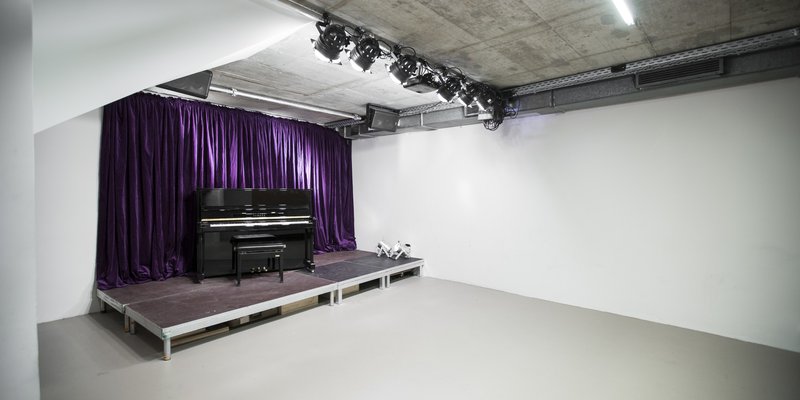 Hofspielhaus, right in the Centre