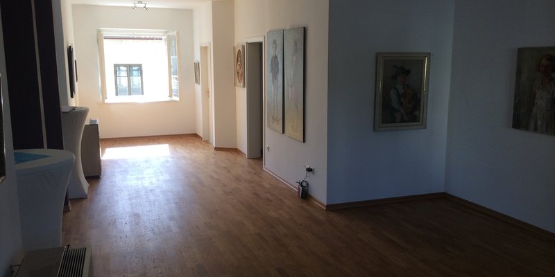 Gemälde-Galerie mit Büro