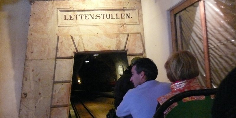 Salzwelt tief im Berginneren - Einfahrt mit dem Zug