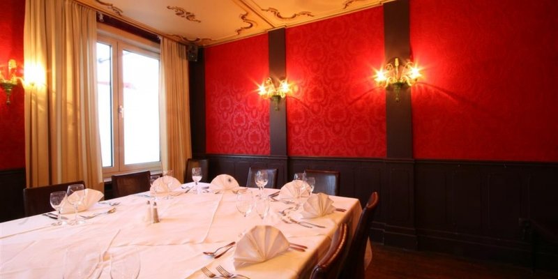 Edles Restaurant m. Blick auf Rathaus Edles Restaurant m. Blick auf Rathaus