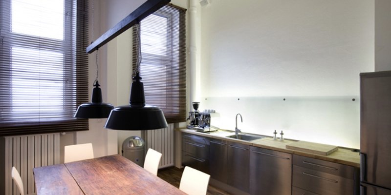 Weißes Mietstudio und Showroom