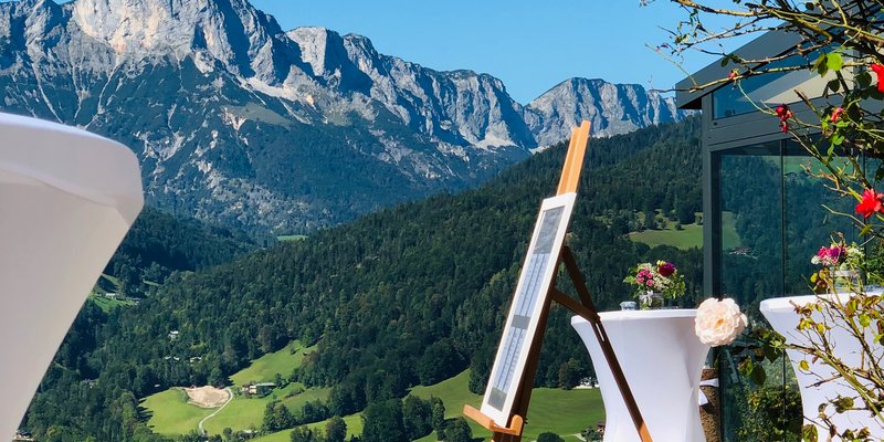 Alm mit Blick auf Berchtesgaden und Berge