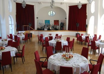 Saal mit Seeterrasse