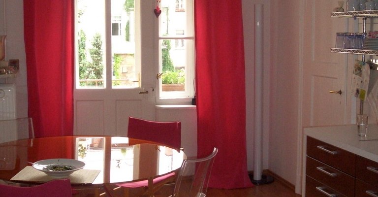Art Nouveau building with stucco, wood flooring, 3 balk.