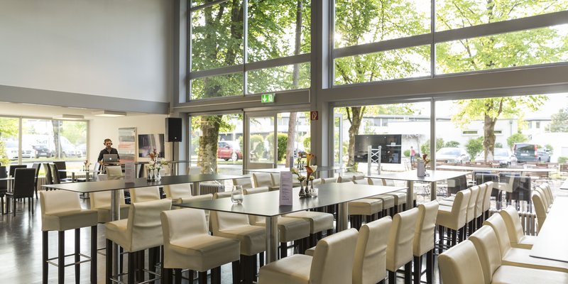 Filmkantine und Bar mit Glasfront, Grünwald