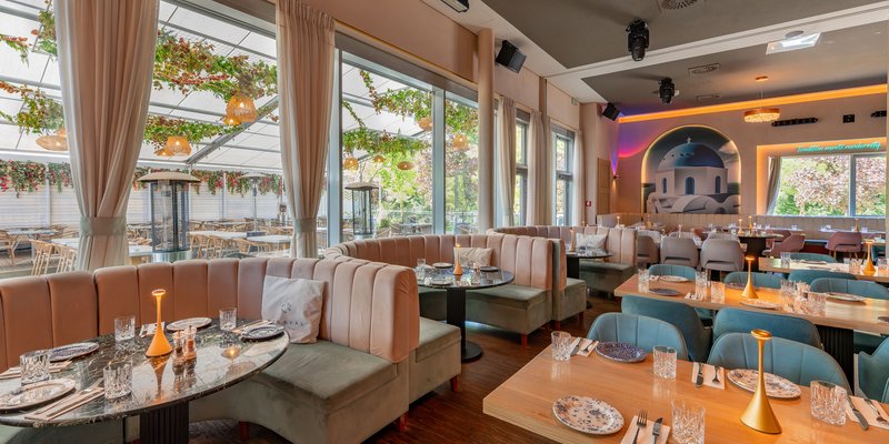 Kymata Modern - Lichtdurchfluteter Restaurantbereich im Kymata Modern – stilvolles Ambiente für Firmenfeiern in München.