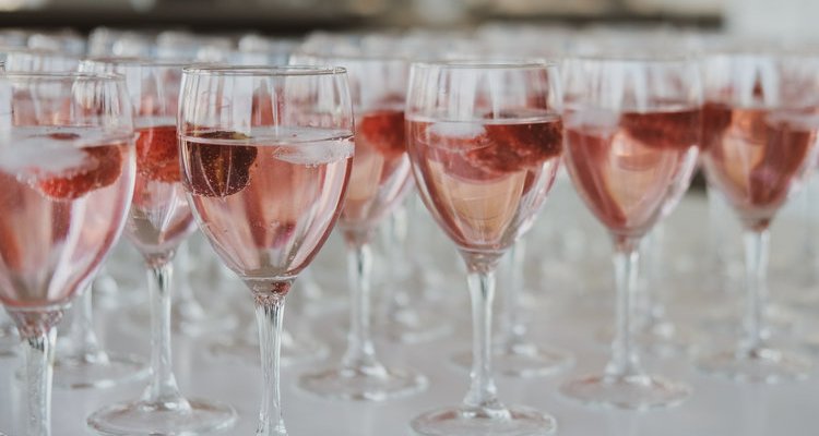 Hofgut m. Saal, Kapelle, verwunschenem Garten - Himbeer-Aperitif 