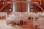 Eventtenne nördlich von München - Die Eventtenne, eingedeckt für eine Hochzeit mit Hochzeitsstuhl Chiavari und runden Tischen, www.eventtenne.de