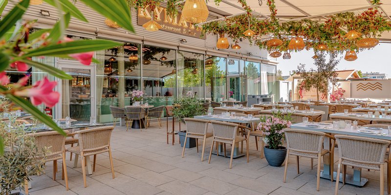 Kymata Modern - Mediterraner Empfang: der begrünte Eingangs- und Terrassenbereich des Kymata Modern.