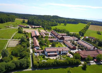 Hofgut m. Saal, Kapelle, verwunschenem Garten
