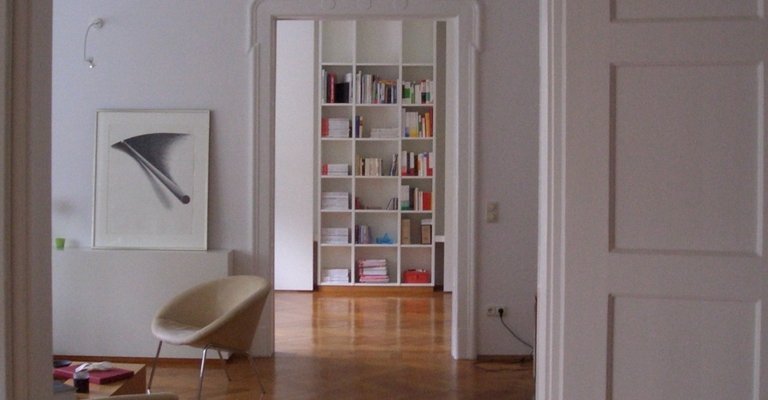 Art Nouveau building with stucco, wood flooring, 3 balk.