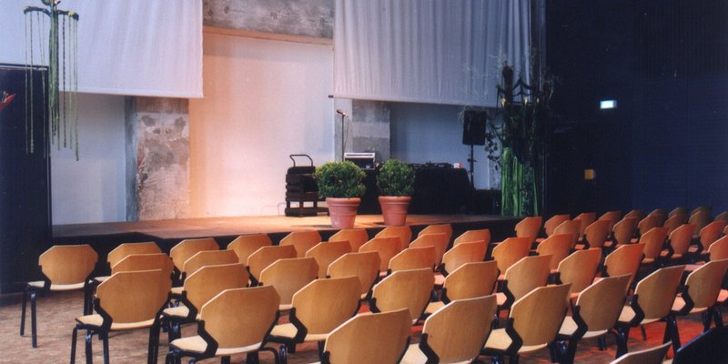 Industrie-Location mit drei Hallen und Cafe - Kleine Halle bestuhlt Industrie-Location mit drei Hallen und Cafe - Kleine Halle bestuhlt