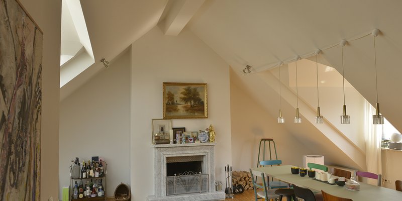 Loft im DG mit Kamin und Designklassikern