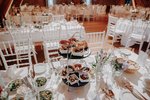 Eventtenne nördlich von München - Vorspeisenetageren für Hochzeitsmenü an den Tischen eingedeckt, www.eventtenne.de