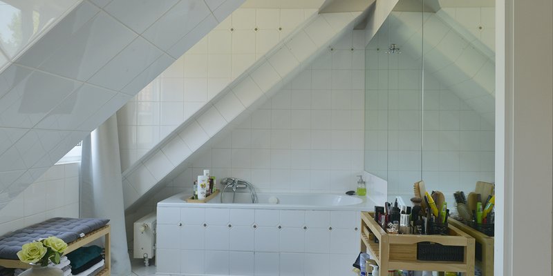 Loft im DG mit Kamin und Designklassikern