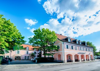Hotel-restaurant with offices and meeting rooms