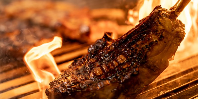 Kymata Modern - Steaks auf dem Grill – herzhafter Genuss aus der Küche des Kymata Modern.