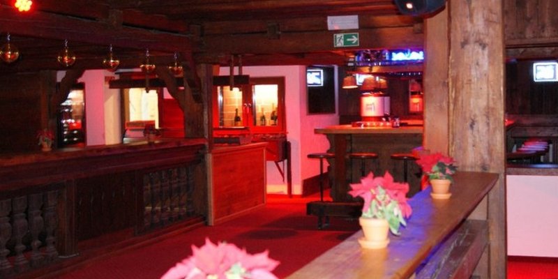 Gemütlich eingerichtete Bar mit Tanzfläche