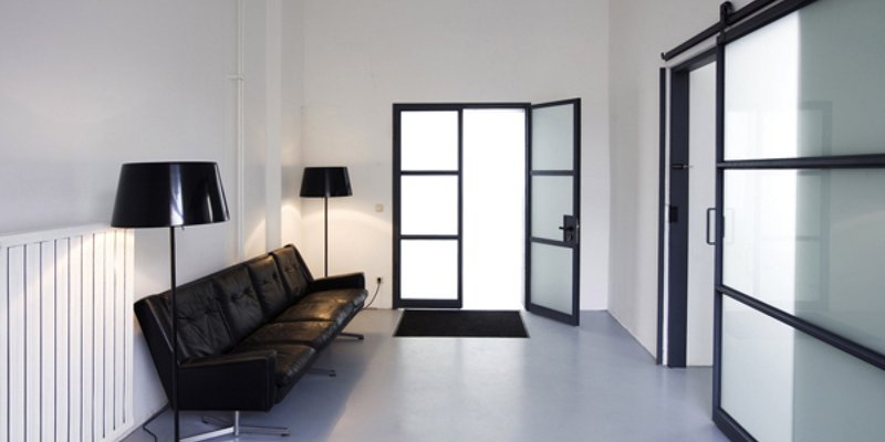 Weißes Mietstudio und Showroom