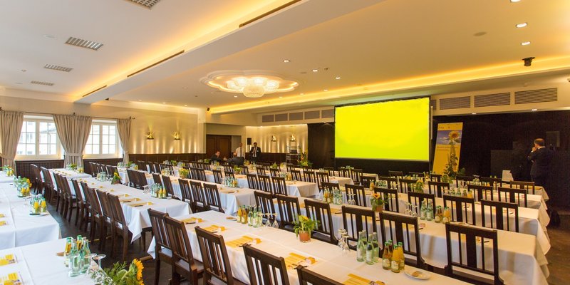 Traditions-Location mit großem Saal und Bar