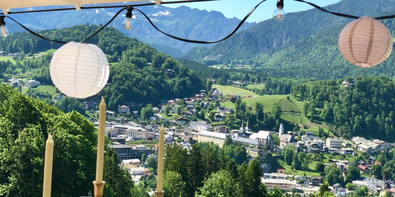 Alm mit Blick auf Berchtesgaden und Berge