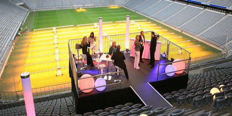Allianz Arena München - Eine Erweiterung Ihres Events mit einer Bühne in Tribüne.