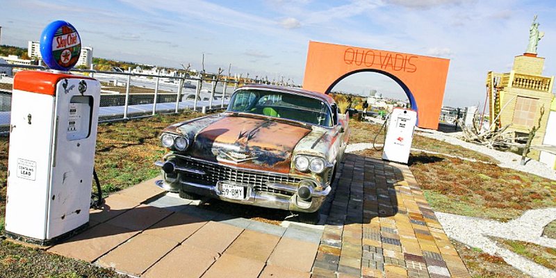 Atelier mit Skulpturengarten  - Cadillac Elvis