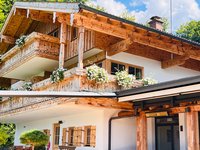 Alm mit Blick auf Berchtesgaden und Berge