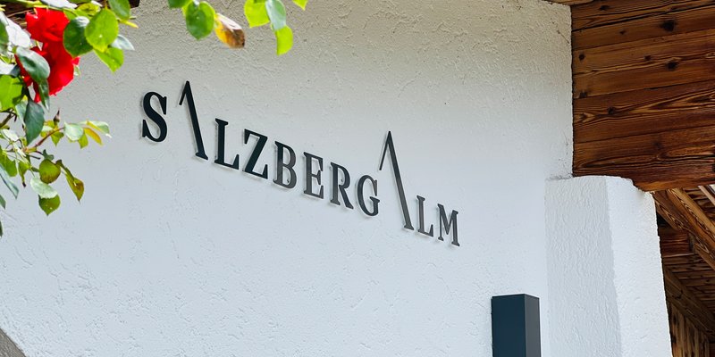 Alm mit Blick auf Berchtesgaden und Berge