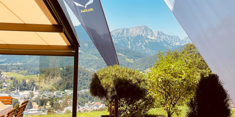 Alm mit Blick auf Berchtesgaden und Berge