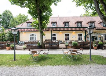 Manor House with arched cellar, Hall and courtyard