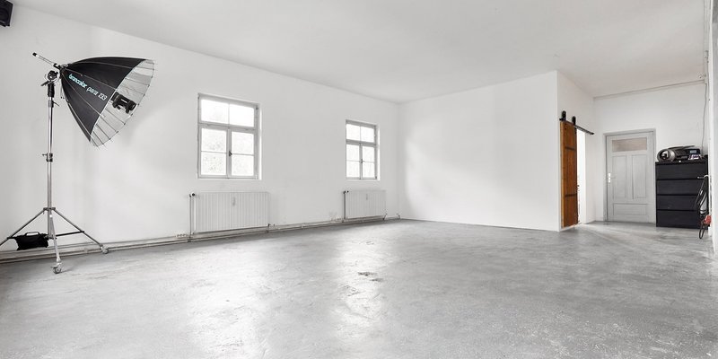 Photo studio with natural light and great garden