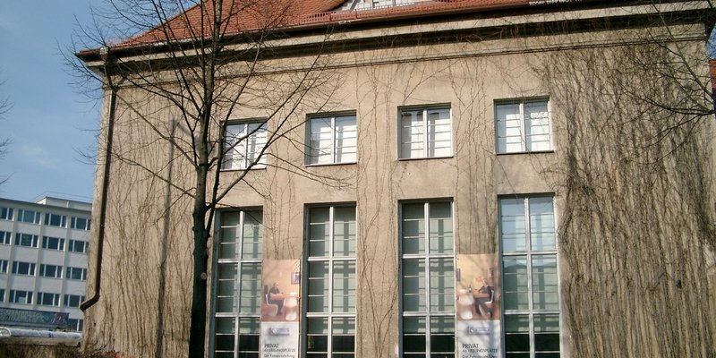 Industrie-Location mit drei Hallen und Cafe - Kleine Halle außen Industrie-Location mit drei Hallen und Cafe - Kleine Halle außen