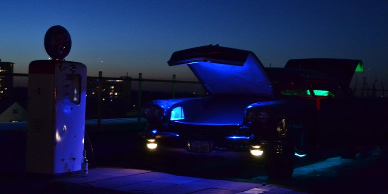 Atelier mit Skulpturengarten  - Cadillac bei Nacht