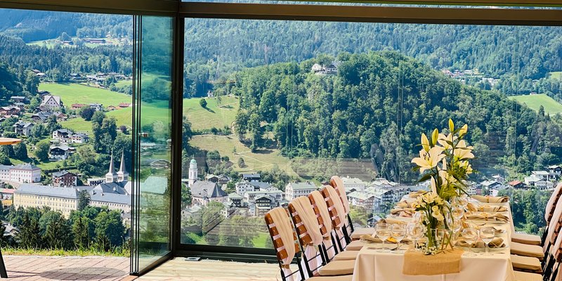 Alm mit Blick auf Berchtesgaden und Berge