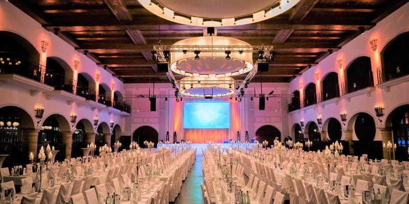 Traditions-Location mit großem Saal und Bar
