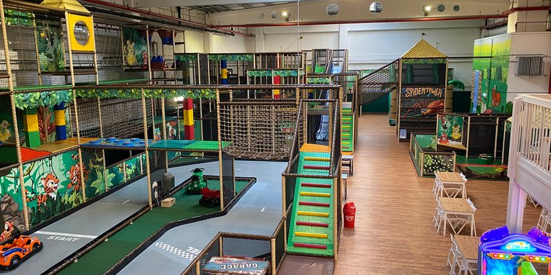 Indoor playground with e-cart track