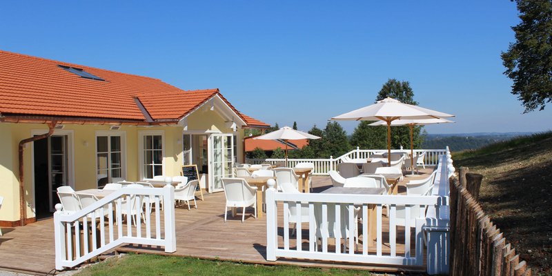 Restaurant mit Saal und Panoramaterrasse