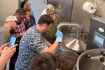Doemens Genussakademie - Firmen- und Teamevents - Selbst brauen statt nur zuschauen: Das Team wird gemeinsam aktiv