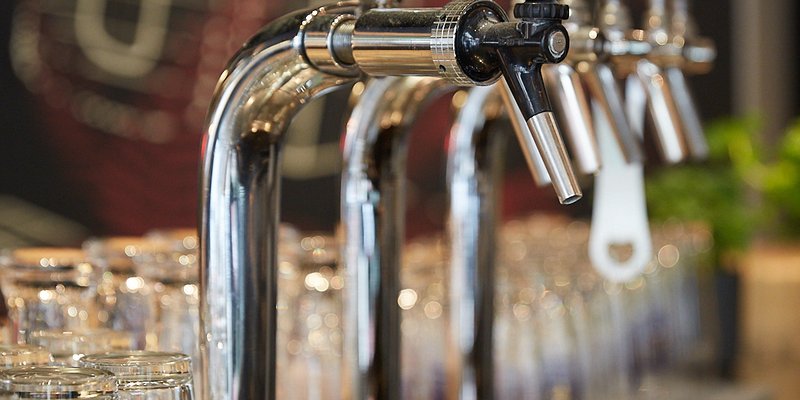 LOCATION gleich am Ausgang der S-Bahn/U-Bahn 