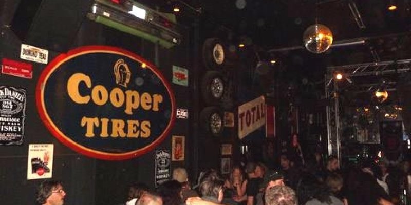 Club mit Rock-/Auto-Dekoration