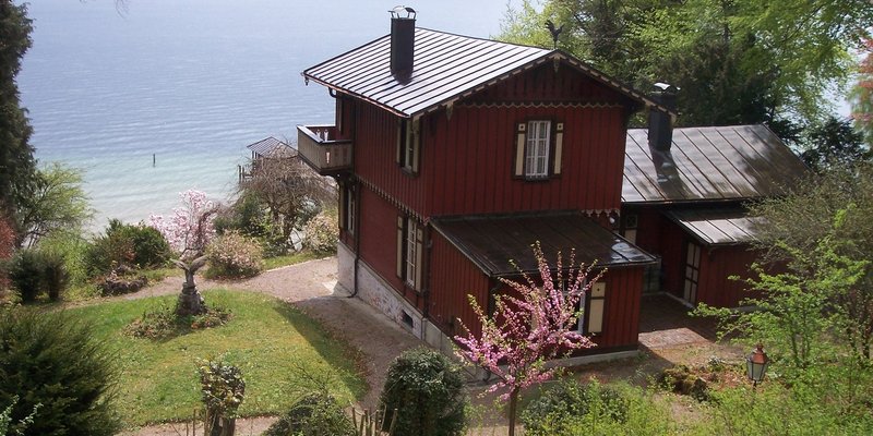 Landhaus mit Festzelt am Starnberger See - Gartenanlage mit Haus
