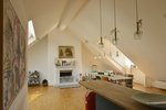 Loft im DG mit Kamin und Designklassikern
