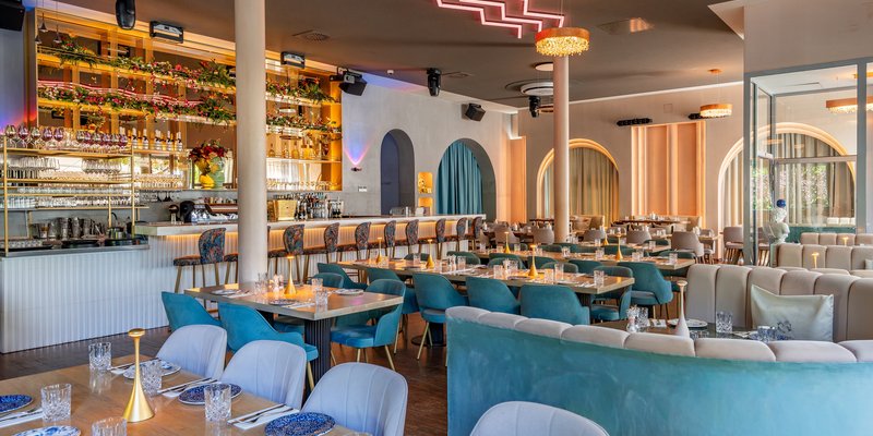 Kymata Modern - Bar und Restaurantbereich im Kymata Modern – ein stilvoller Rahmen für Dinner und anschließende Drinks.
