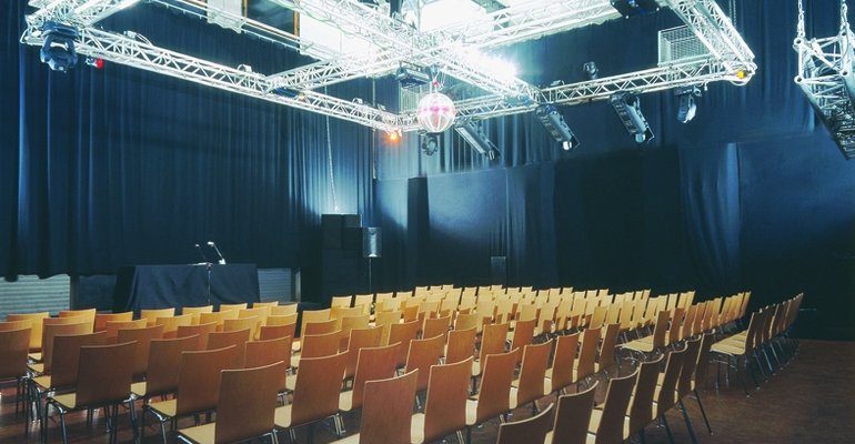 Industrie-Location mit drei Hallen und Cafe - Kleine Halle bestuhlt Industrie-Location mit drei Hallen und Cafe - Kleine Halle bestuhlt