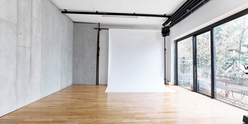 Photo studio with natural light and great garden