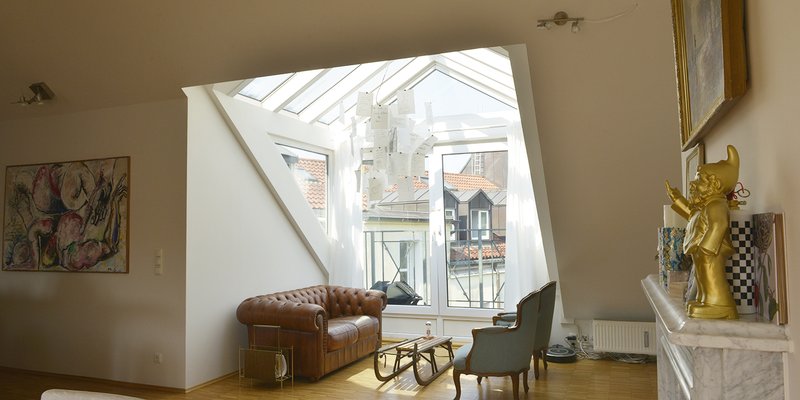 Loft im DG mit Kamin und Designklassikern