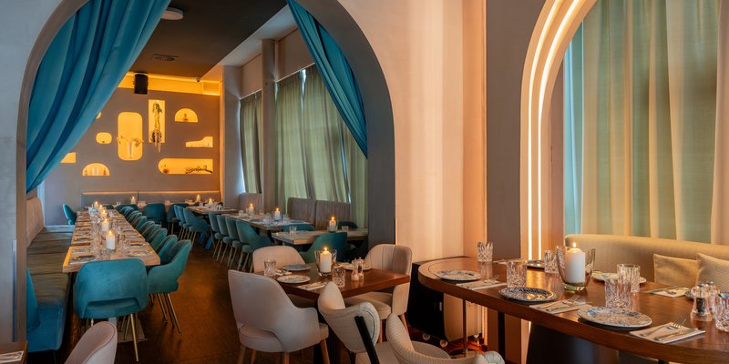 Kymata Modern - Stilvoller Restaurantbereich mit blauen Akzenten – mediterranes Ambiente im Kymata Modern.