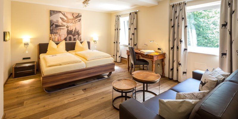 Hotel mit Gewölbekeller und Gartenwirtschaft