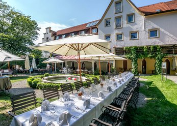 Hotel mit Gewölbekeller und Gartenwirtschaft
